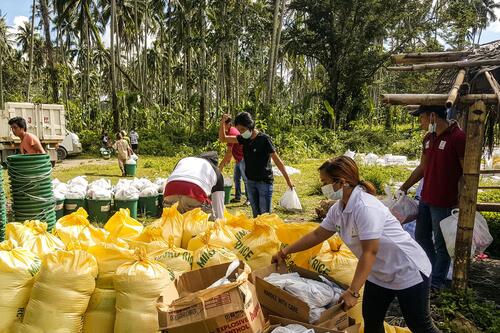 Packen von Lebensmitteln für die Notverteilung auf Mindoro