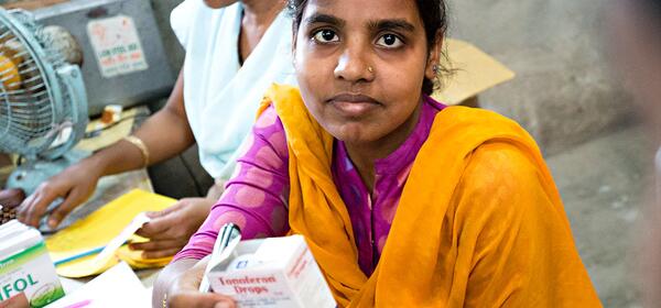Kinder in Dhaka in der Schule unterstützen