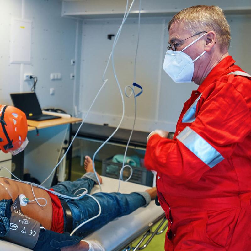 Dr. Stefan Mees versorgt die evakuierten Kinder und Erwachsenen