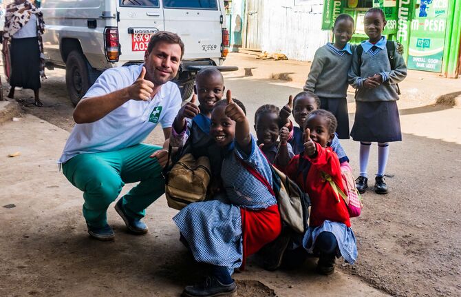 Arzt hilft in den Slums von Nairobi
