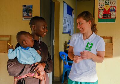 Ärztin der German Doctors im Gespräch mit einer jungen Mutter
