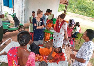 Patient in der Kindersprechstunde von German Doctors in Jhargram, Indien