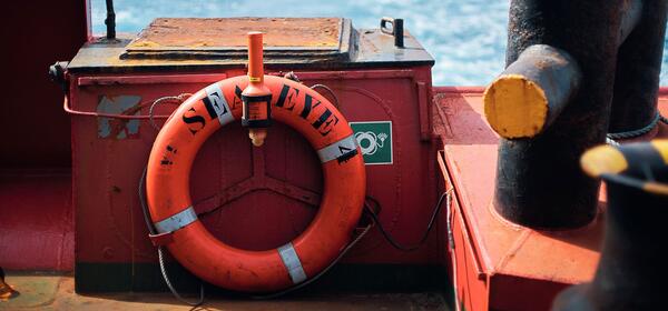 Rettungsring für Flüchtlinge auf dem Mittelmeer spenden