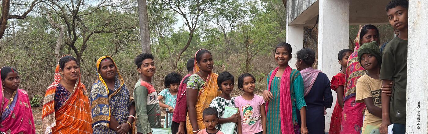 Kinder in einer Warteschlange in Indien