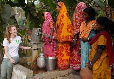 Ärztin der German Doctors mit Frauen an einem Wasserbrunnen