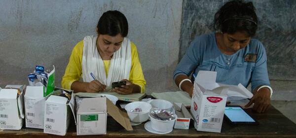 Donate medicines to those in need in the Sundarbans