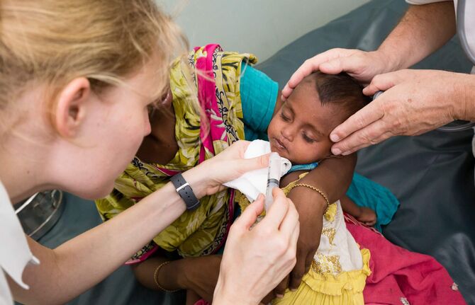 Ärzte der German Doctors behandeln erhrenamtlich Kinder in Not
