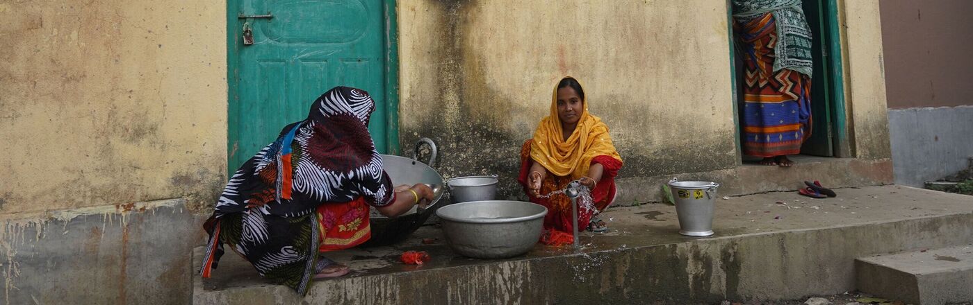 Sauberes Trinkwasser und Sanitäreinrichtungen © Christian Nusch Frauen im Globalen Süden beim Kochen an einer Wasserstelle © Christian Nusch