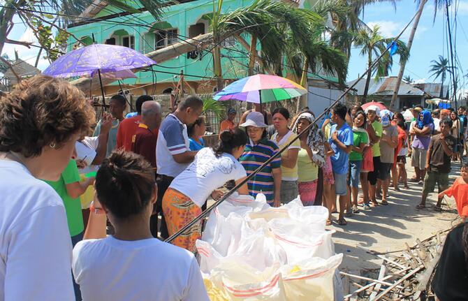 Hilfe mit Lebensmitteln nach Taifun Haiyan
