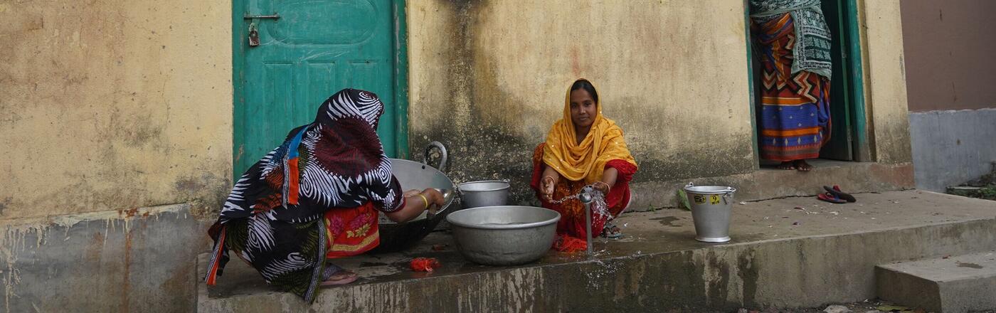 Frauen im Globalen Süden beim Kochen an einer Wasserstelle  © Christian Nusch