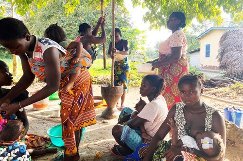 Junge Mutter im Serabu Hospital in Sierra Leone