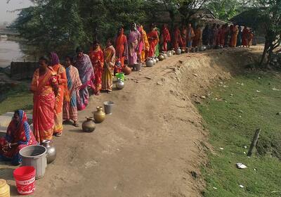 Frauen in einer Warteschlange für Wasser in Indien