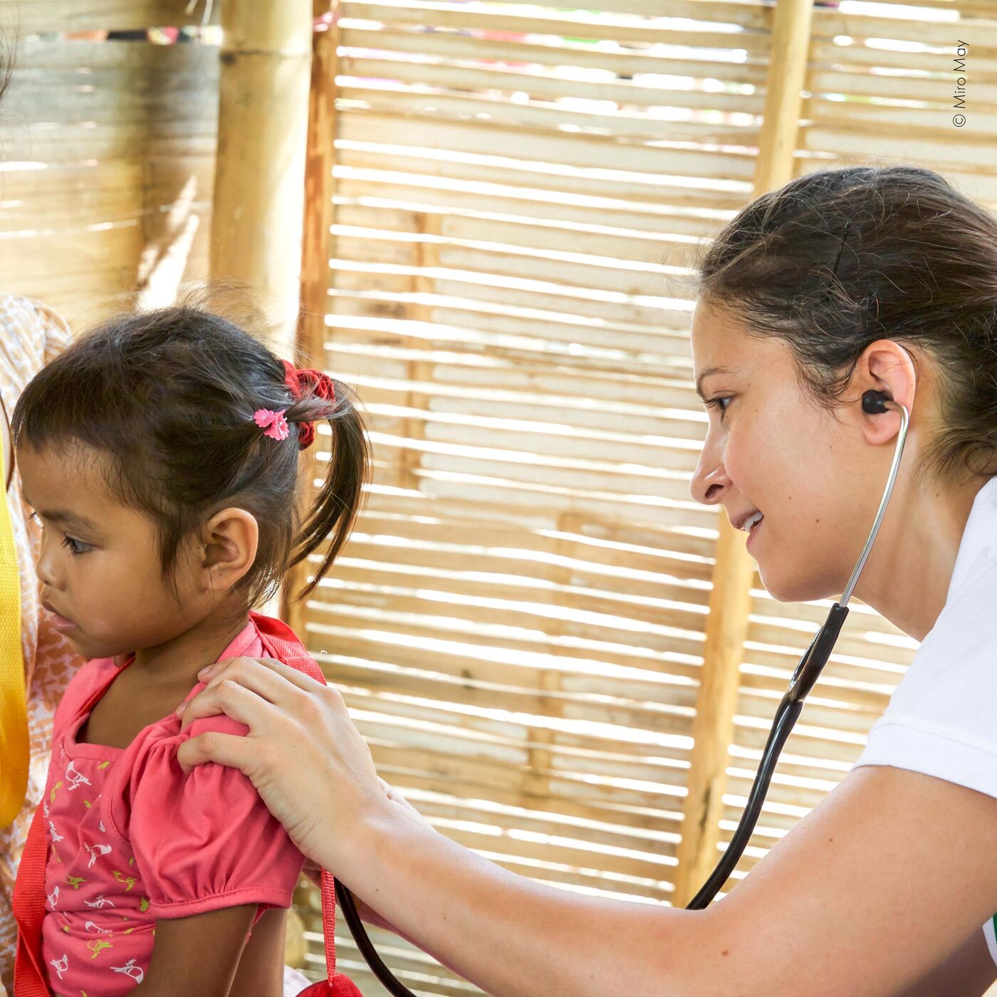 Unternehmenspartner werden Ärztin der German Doctors untersucht Kind auf den Philippinen