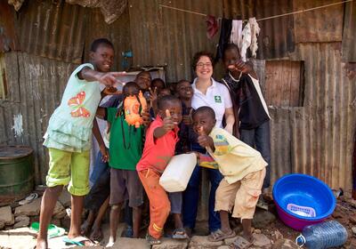Ärzte behandlen im Slum von Nairobi Malaria