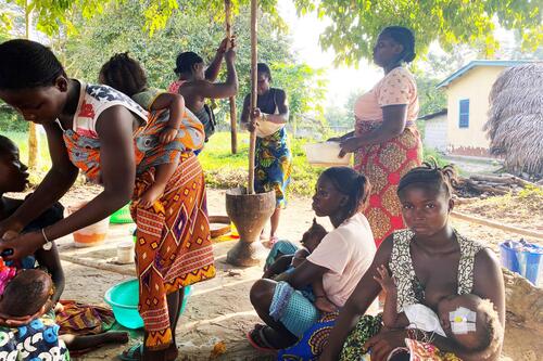 Junge Mutter im Serabu Hospital in Sierra Leone