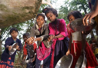 Mädchen in Bangladesch © Christian Nusch Mädchen beim Abwaschen von Geschirr an einer entfernten Wasserstelle