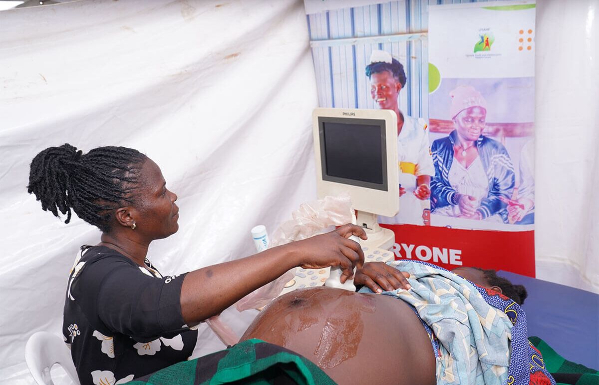 Untersuchung einer schwangeren Frau mit einem Ultraschallgerät