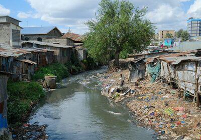 Verschmutzter Fluss in Nairobi