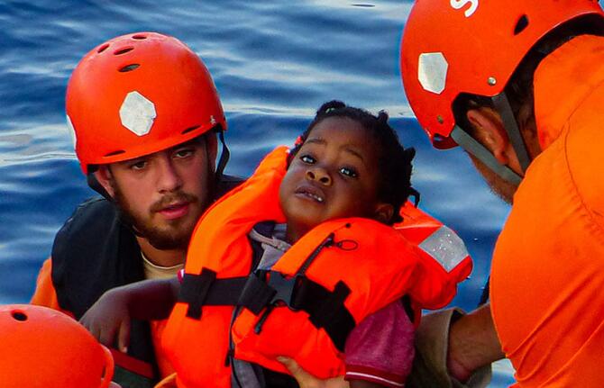 Medizinische Hife für Gerettete auf dem Mittelmeer