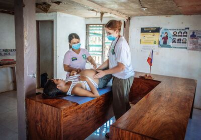 Zwei Ärztinnen untersuchen eine schwangere Frau