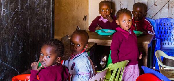 Warme Mahlzeit für Kinder in Nairobi spenden