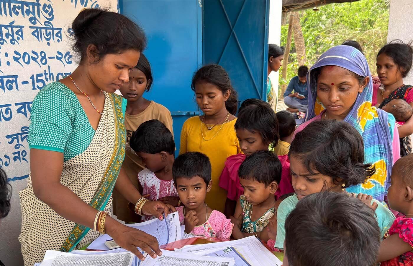 Kinder warten auf einer Untersuchung in Jhargram, Indien.