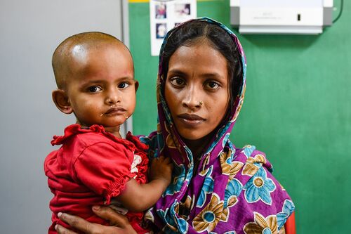 Junge Mutter in Bangladesch mit Sohn auf dem Arm