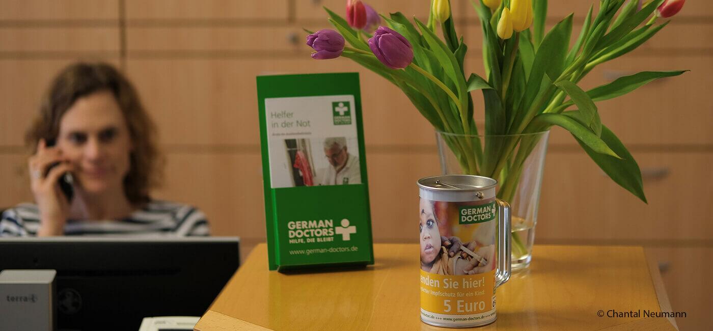 Eine Frau, die hinter der Empfangstheke steht und telefoniert
