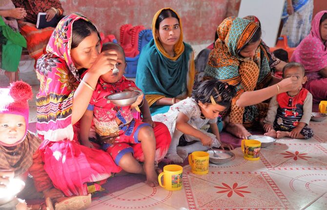 Hilfe für Familien in Elendsregionen in Bangladesch