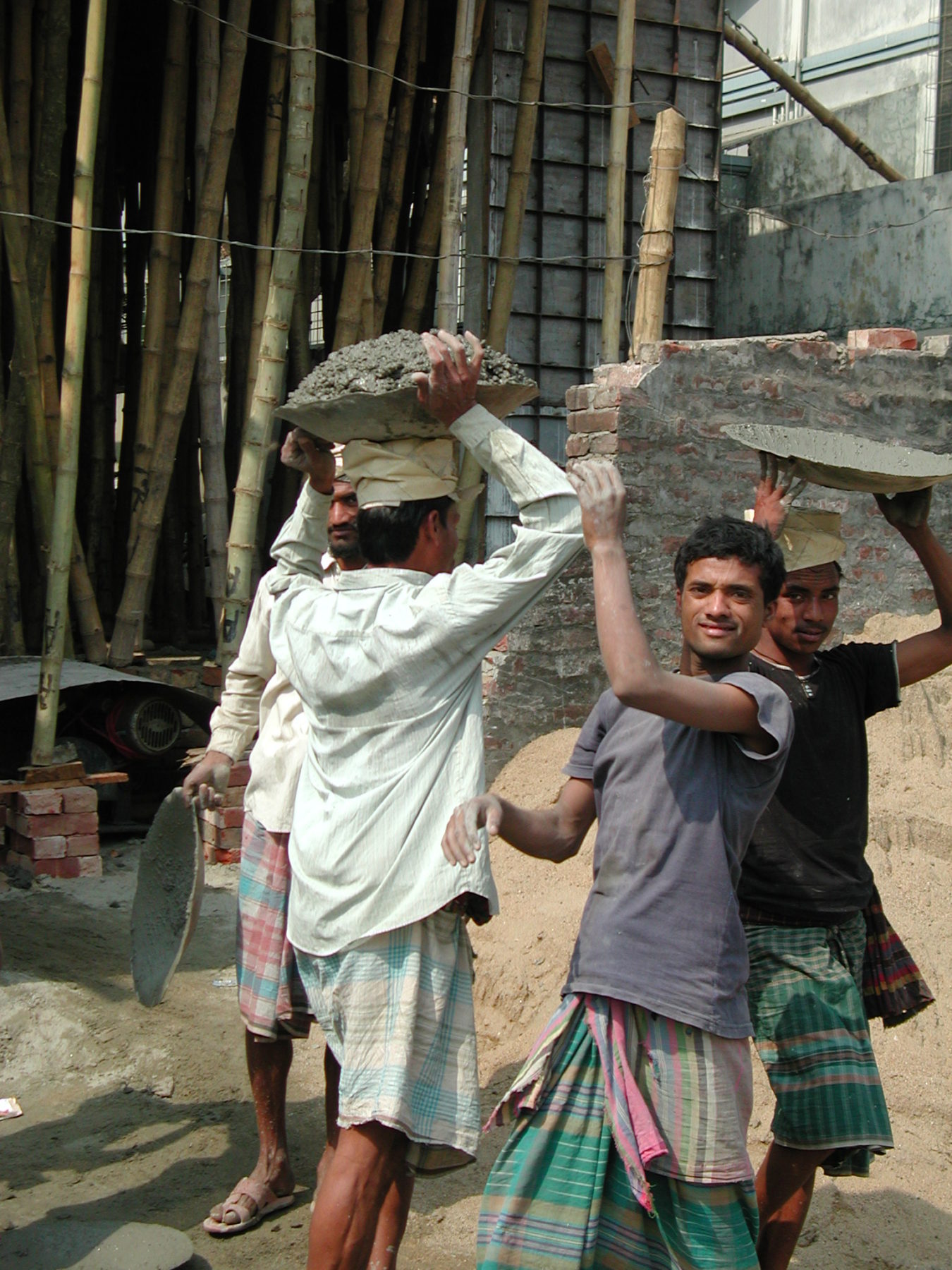 2014_Ingrid Büschel_schwere Arbeit für wenig Geld verrrichten_auf dem Bau