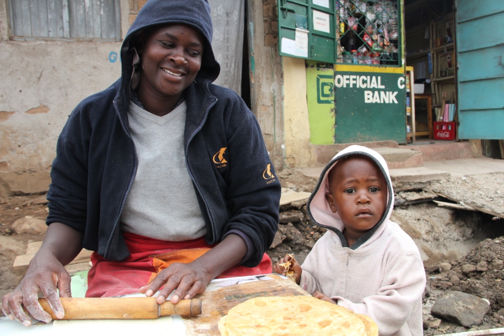 Verkäuferin mit ihrem Kind