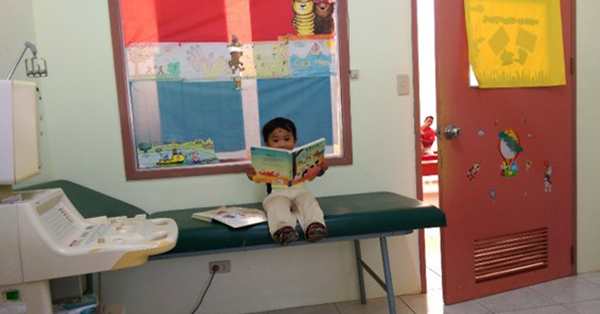 Kleiner Patient mit Buch