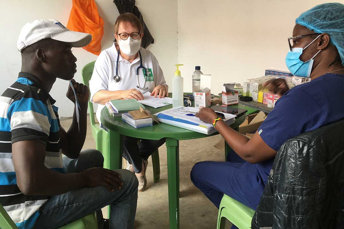 Ärztin bei der Sprechstunde in Athi River