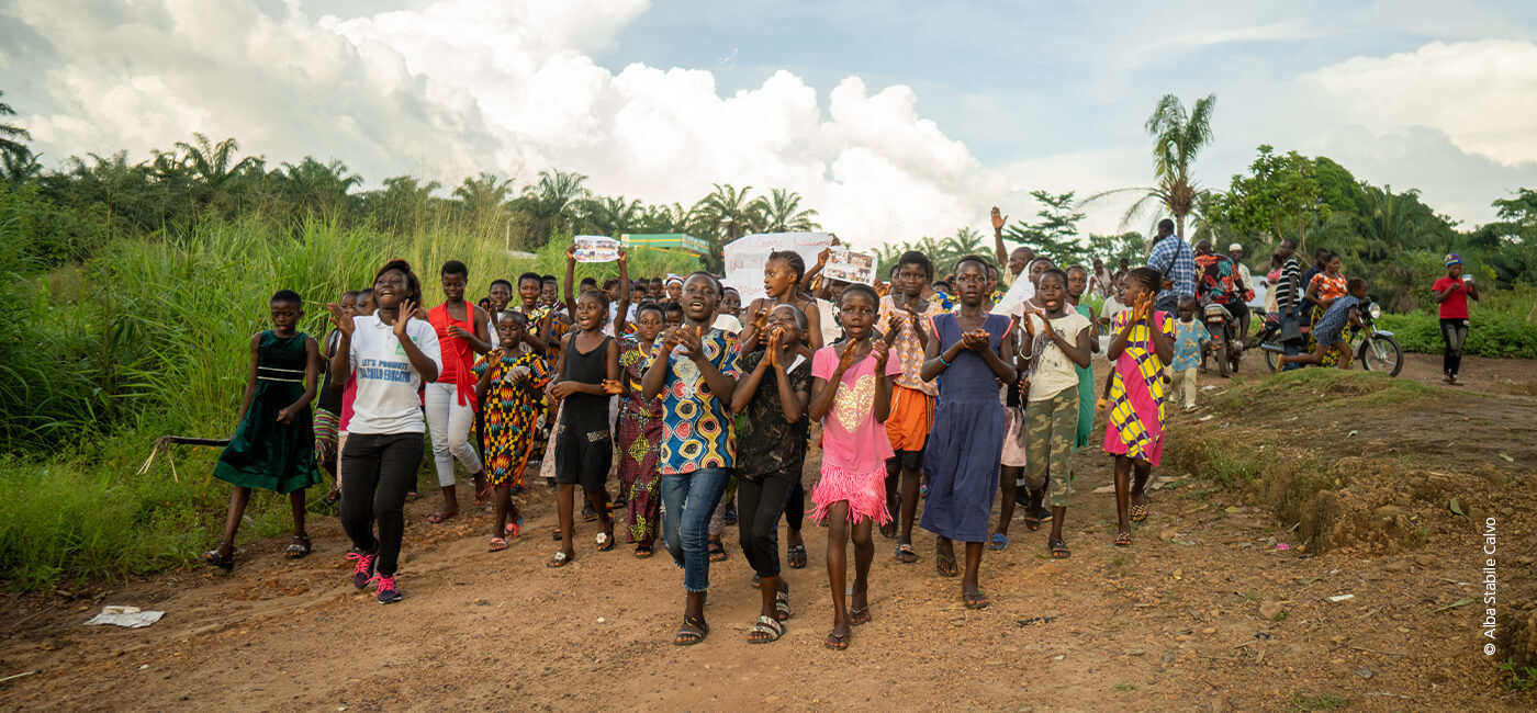 Eine Gruppe von Menschen steht auf einem Weg
